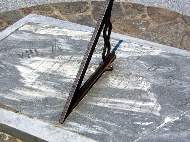 Sundial with equation of time